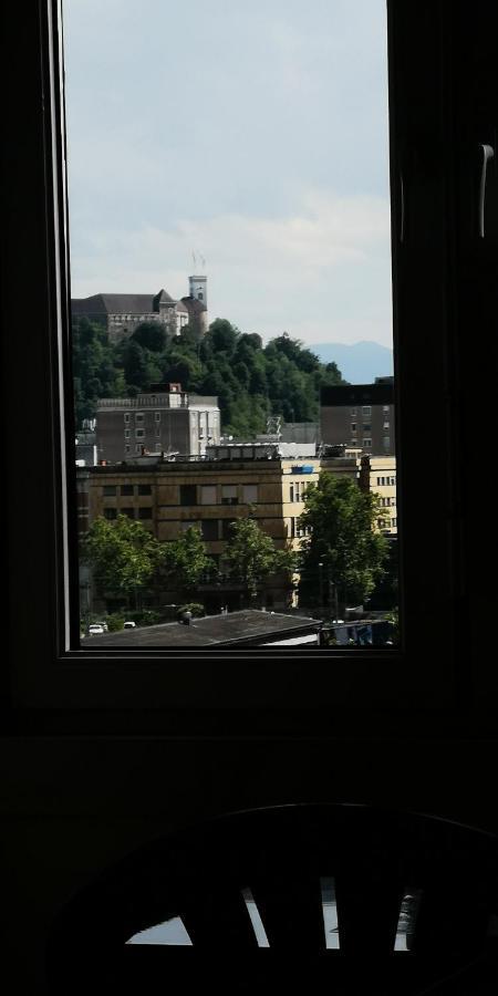 Corner Tower // Prijetno Stanovanje Za 4 Osebe + Free Parking Λιουμπλιάνα Εξωτερικό φωτογραφία